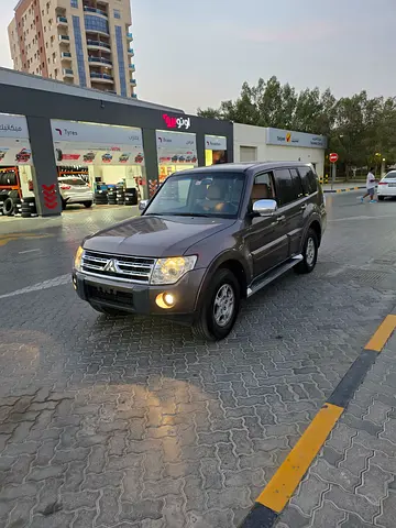 Pajero GLS 3.0 2009 model Gcc first owner Service History Original paint ..... price non negotiable.