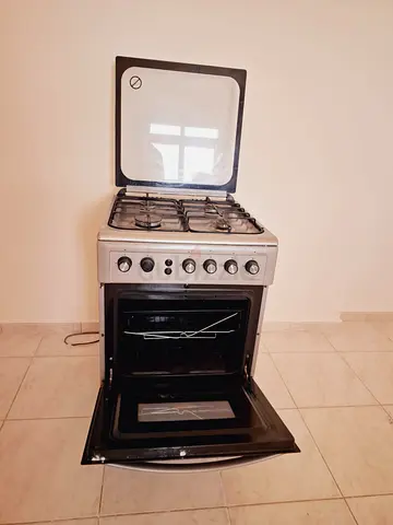 Cooking range with 4-burner hob — good working condition