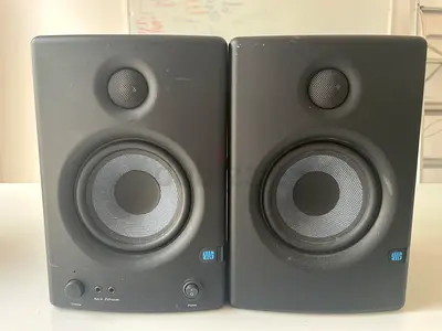 Pair of small powered studio/desktop speakers - good working condition