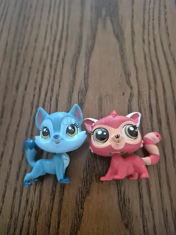 Set of 2 Littlest Pet Shop fox Figures - red & Blue