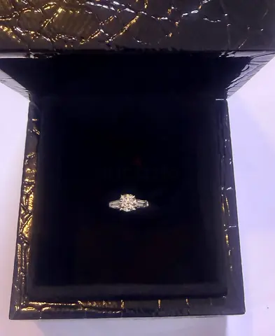 STUNNING SOLITAIRE NATURAL DIAMONG RING
