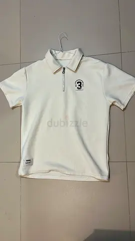 White short-sleeve with front zip and number 3 logo - size medium