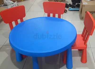 Kids round activity table with 3 matching chairs - good condition