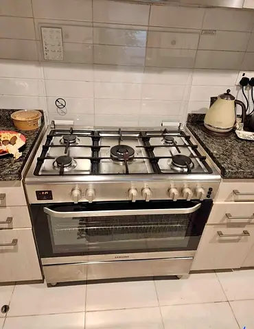 Samsung new model 5 burner gas cooker same like new condition for sale