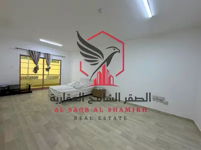 غرفتين وصالة مع غرفة خادمة بلكونة مساحات واسعة خزائن حائط 4 دفعات تاور عائلي بالقرب من مخرج دبي وشارع الملك فيصل