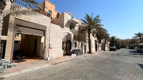 Big backyard 4Br Maid n driver room villa Parking