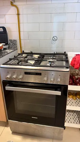 Siemens freestanding gas stove with oven - good condition