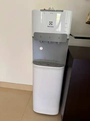 Water dispenser bottom loading