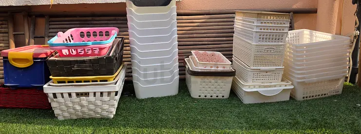 Assorted plastic storage and baskets - mixed sizes (lot) for 200
