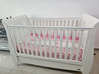 Bambini White Wooden Baby Crib / cots with Mattress and Storage Drawer — excellent Condition