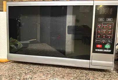 Black & Decker countertop microwave - used, good condition