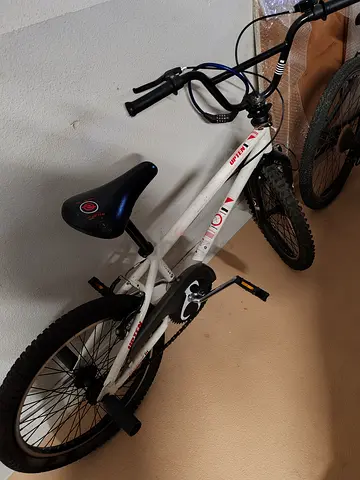 White 20-inch Kids/Teen Mountain Bike - Good Condition