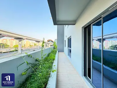 13 month contracts / 4 Cheques / Ready to Move in