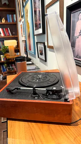Vintage-style turntable / record player in wood finish - working