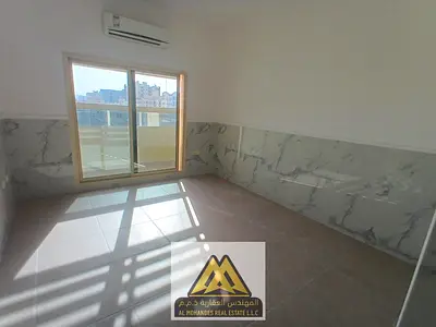 غرفه وصاله مع بلكونه بمنطقة الروضه 2 بجوار جميع الخدمات والطرق الرئيسيه الخروج الي دبي والشارقه