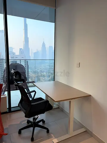 Adjustable height standing / seated desk with laminate top and white frame + Chair