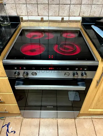 Siemens latest model 4 Hobs full electric ceramic cooker size 60cm Exellent Condition