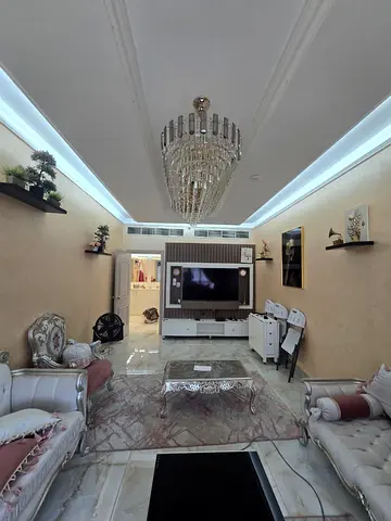 يمكنك نشر الإعلان بهذه الصيغة الاحترافية: 🏡 **للإيجار – شقة 3 غرف وصالة في كورنيش الممزر** ✨ شقة واسعة بمساحة **2000 قدم²** في موقع مميز على كورنيش