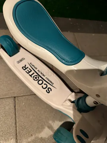 Children's 3-wheel scooter with seat - good condition