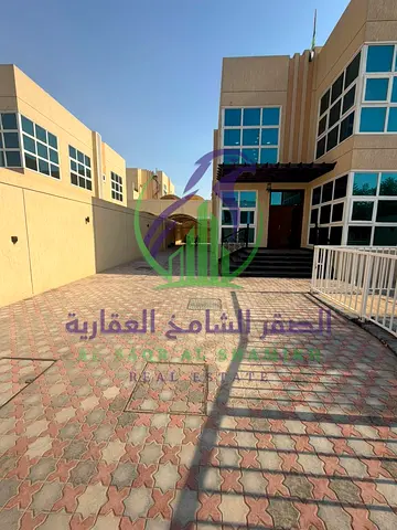 فيلا مميزة للإيجار السنوي في منطقة البراشي بالشارقة، تشطيب حديث وموقع ممتاز على شارع أسفلت، 5 غرف ماستر وحوش واسع مع باركنج مغطى