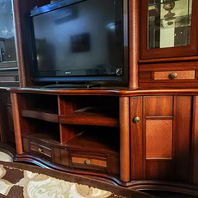 Home Centre TV Cabinet – Free TV, Coffee Table & Sofas Included/مكتبة تلفزيون مع بقية الصالة مجانا