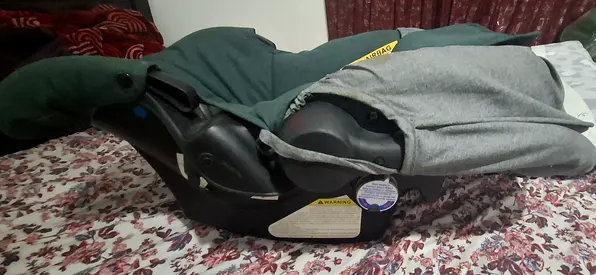 Junior's infant rear-facing car seat / baby carrier in good used condition