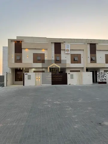 🏡 فرصة استثمارية وسكنية لا تُعوّض! للبيع 9 فلل تاون هاوس مودرن على الشارع العام مباشرة في الحليو سنتر 2 – عجمان  ✨ امتلك villa مودرن بتصميم معماري فا