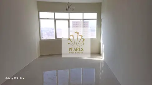 شقة غرفتين وصالة للبيع بمدينة الامارات ببرج الجولف بعجمان، إطلالة مفتوحة، بلكونة، باركن، تكييف مجاني. السعر 565,201 درهم، أقساط 5,575، مؤجرة حتى 2026.
