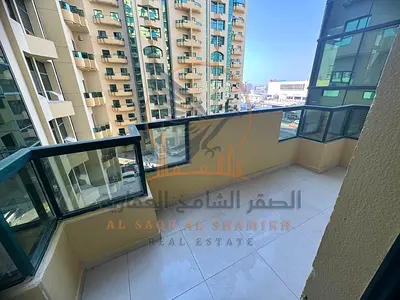 غرفتين وصاله واسعه في موقع مميز مع بلكونه باطلاله مفتوحه وخزائن قريب من الطرق الرئيسيه