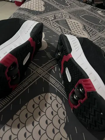 Skating shoes for urgent sale