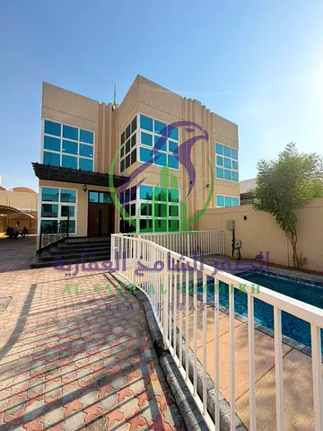 فيلا راقية للإيجار السنوي في البراشي الشارقة، موقع مميز على شارع أسفلت، تشطيب حديث، مسبح، 5 غرف ماستر، حوش واسع وباركنج مغطى