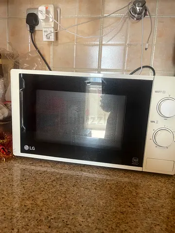 Microwave oven only for dhs 70