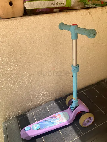 Urgent - Kids 3-wheel Frozen-themed Scooter, adjustable handle, good condition