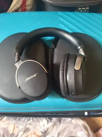 Bose QuietComfort over-ear wireless headphones with case - good condition