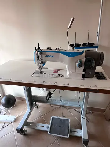 Jack Industrial Sewing Machine complete with Table and Motor - like brand new