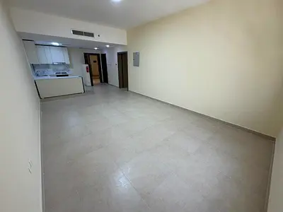 شقة مميزة في بناية جديدة على أول صف على كورنيش عجمان، بجوار دوار السفينة وامتداد شارع حميد بن راشد. تضم غرفة ماستر، صالة واسعة، 2 حمام، مطبخ أمريكي، إ