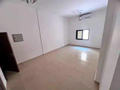 غرفة وصالة بالروضة 3، طابق أرضي، غرفة ماستر، 2 حمام، تكييف سبليت، صيانة على المالك، موقع مميز وقريب من الخدمات.
