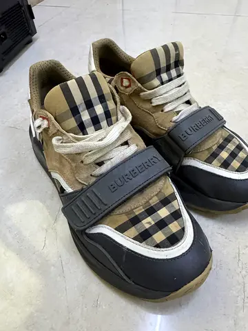 Used Burberry-style check size 40 sneakers,