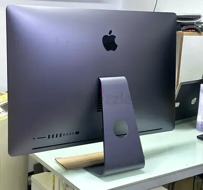 I Mac Pro Xeon 5k ratine 8 Core  32gb ram 1tb ssd 8gb graphics  8 Core minor glass chibde
