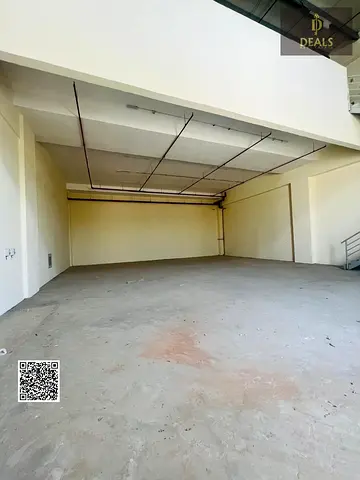 مستودع 3800 قدم² مع ميزانين للإيجار في الجرف 3 | كهرباء 50 كيلو وات | 165 ألف درهم | 4 دفعات