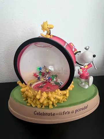Peanuts Snoopy & Woodstock Snow Globe / Parade Figurine