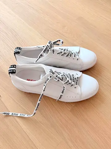 White low-top sneakers with branded laces - barely worn