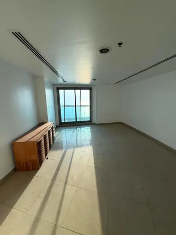 فرصة مميزة للإيجار السنوي في برج الكورنيش على كورنيش عجمان. شقة غرفتين وصالة نموذج 01 بمساحة 2,295 قدم²،