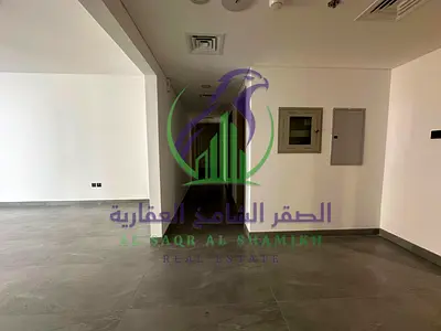 شقة واسعة تضم ثلاث غرف ماستر مع غرفة خادمة وباركن مجاني وجيم ومسبح في موقع مميز