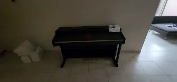 digital piano - compact console, good working condition