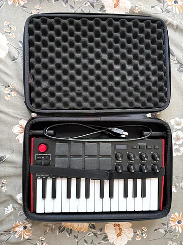 Akai Professional Mpk Mini Keyboard Controller with Case (Like New)