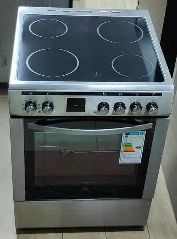 Hoover brand 4Hobs Electric Ceramic Cooker Neat and clean