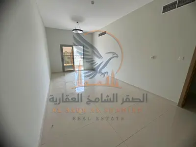شقة للإيجار السنوي في الجرف، ثلاث غرف وصالة، أربعة حمامات مع بلكونة، قرب سيتي سنتر عجمان ودي تو دي، موقع مميز وقريب من الخدمات.