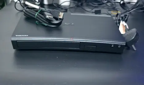 ​Original Samsung Blu-ray Player with Sleek Design
​For sale: A high-end media and Blu-ray player fr