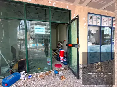محل تجاري للإيجار السنوي في النعيمية 2 عجمان مكون من 3 طوابق بمساحة إجمالية حوالي 90 متر مربع بما يعادل نحو 970 قدم مربع وواجهة مميزة على الشارع الرئ